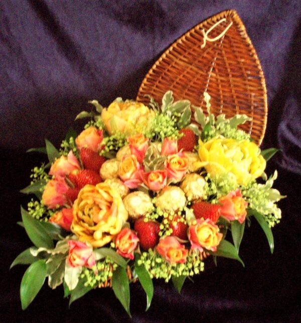 цветы, букет, корзинка с цветами и клубникой, букет в виде сердца